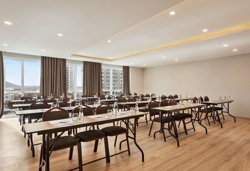 בית מלון כפרי Ramada By Wyndham Nigde