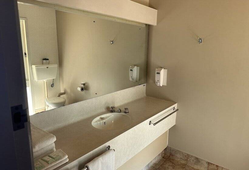 מוטל The Furlong