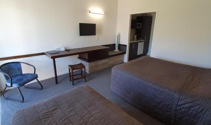 מוטל The Furlong