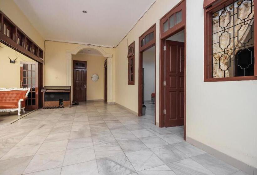 Пансион Reddoorz @ Meruya 2