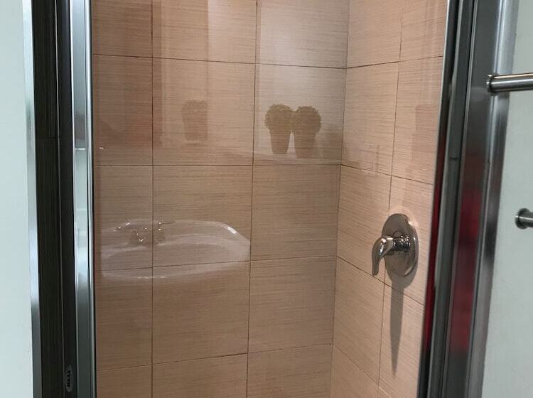 هاستل The Clarence Park