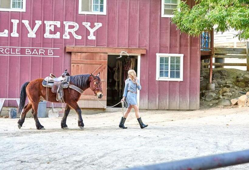 فندق Circle Bar B Guest Ranch