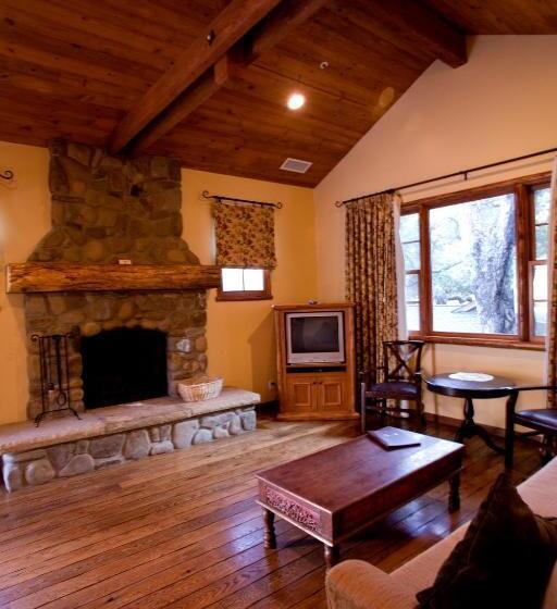 فندق Circle Bar B Guest Ranch