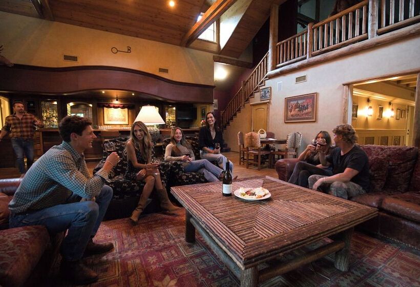 فندق Circle Bar B Guest Ranch