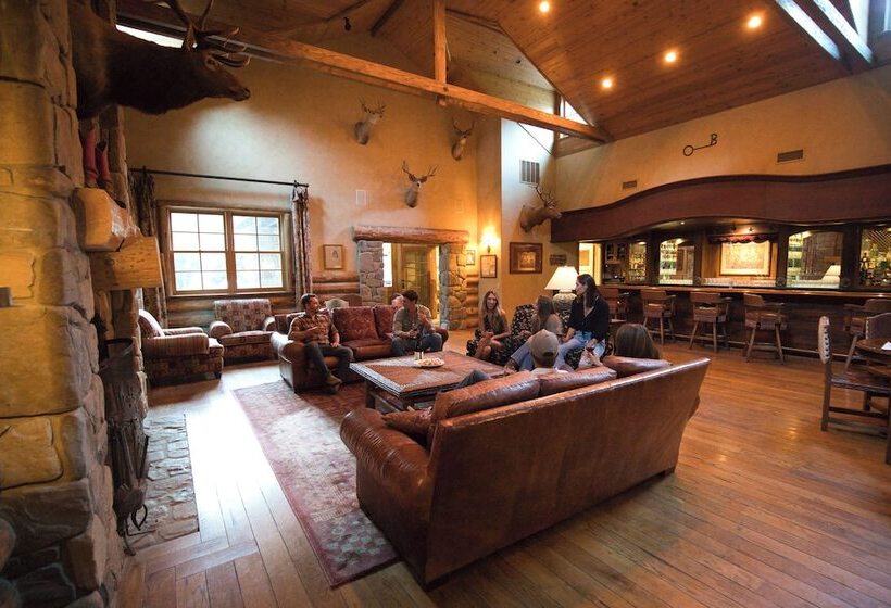 فندق Circle Bar B Guest Ranch