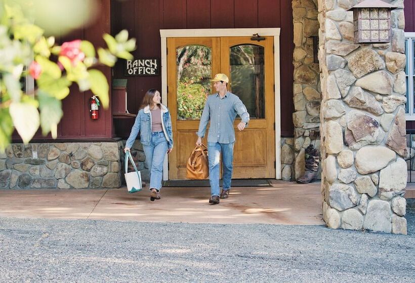 فندق Circle Bar B Guest Ranch