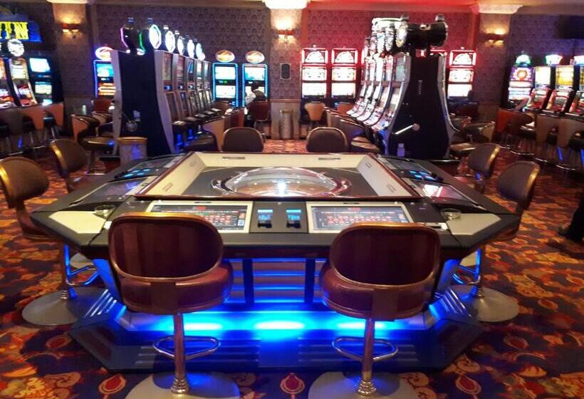 هتل Queens Casino And