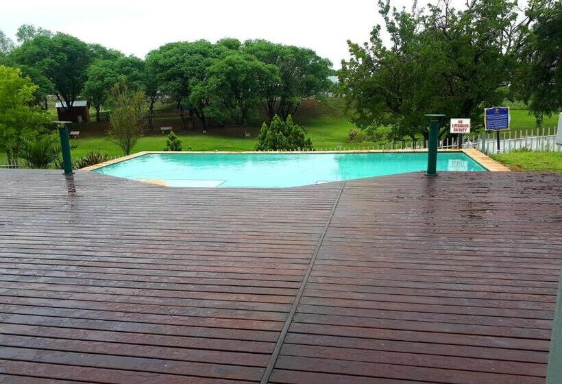 هتل Queens Casino And