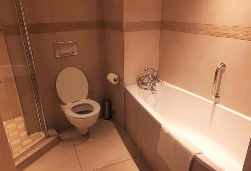 هتل Queens Casino And