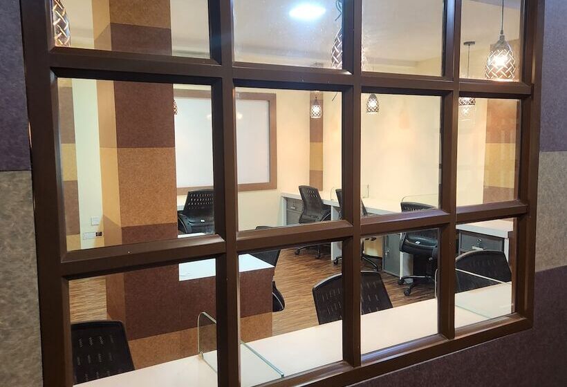 호텔 The Crescent Suites