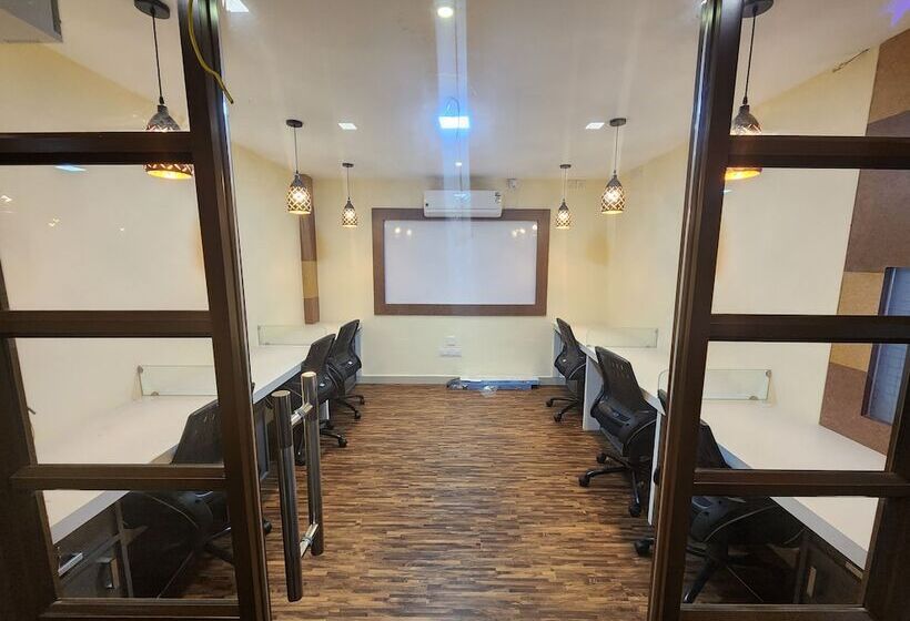 호텔 The Crescent Suites