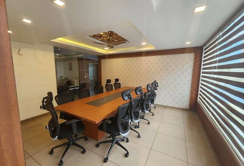 호텔 The Crescent Suites