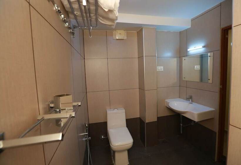 호텔 The Crescent Suites