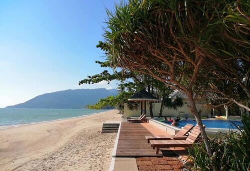 استراحتگاه Wis Beach Khanom