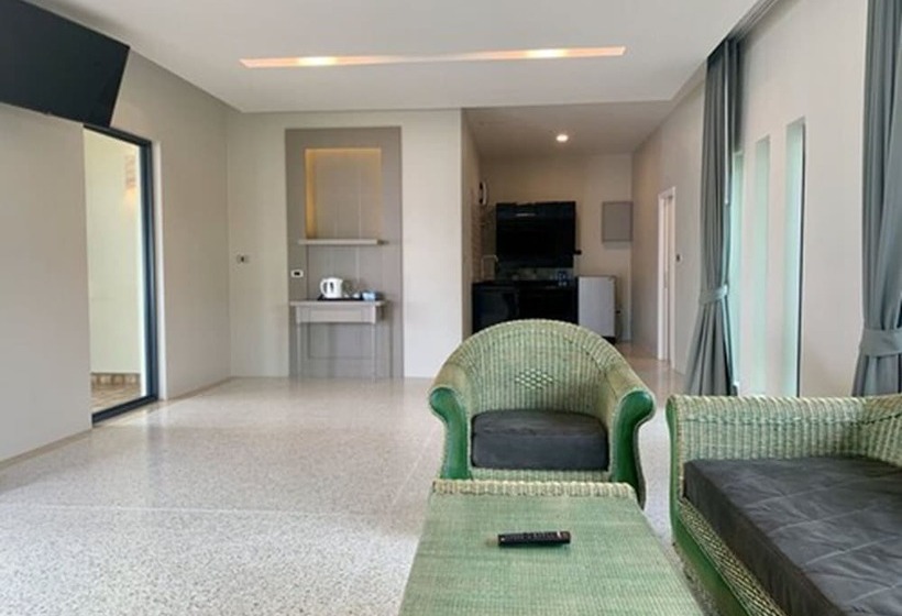 استراحتگاه Wis Beach Khanom