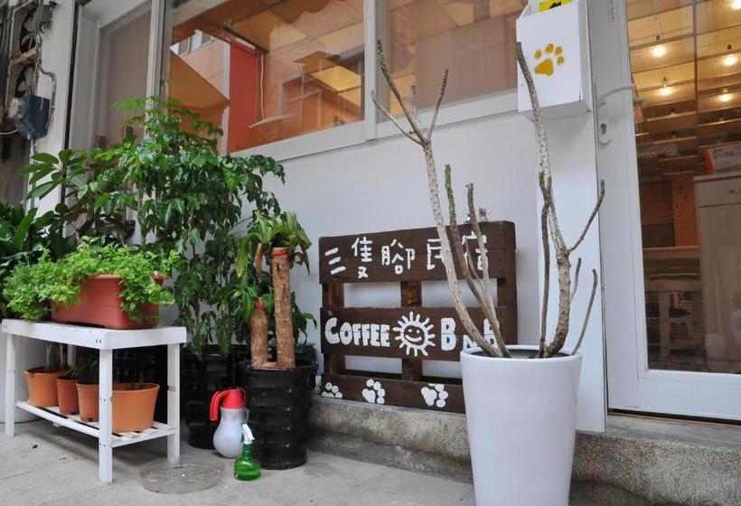 Bed and Breakfast 3 Feet Cat