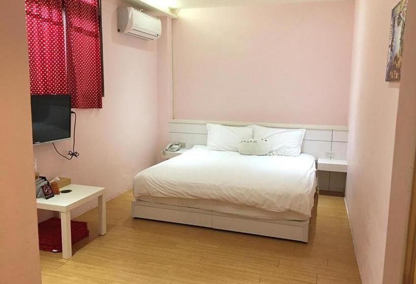 Bed and Breakfast 3 Feet Cat