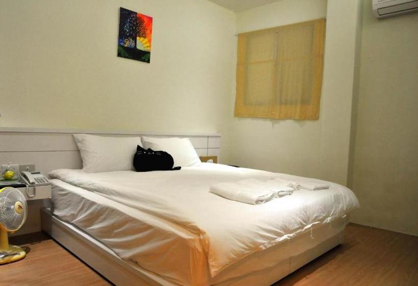 Bed and Breakfast 3 Feet Cat