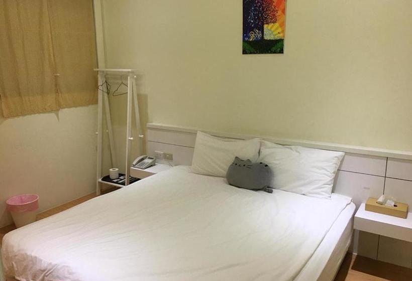 Bed and Breakfast 3 Feet Cat