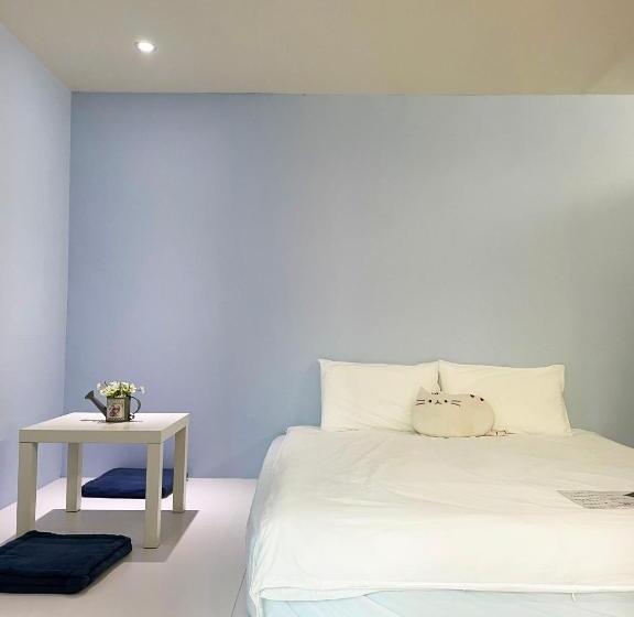 Bed and Breakfast 3 Feet Cat