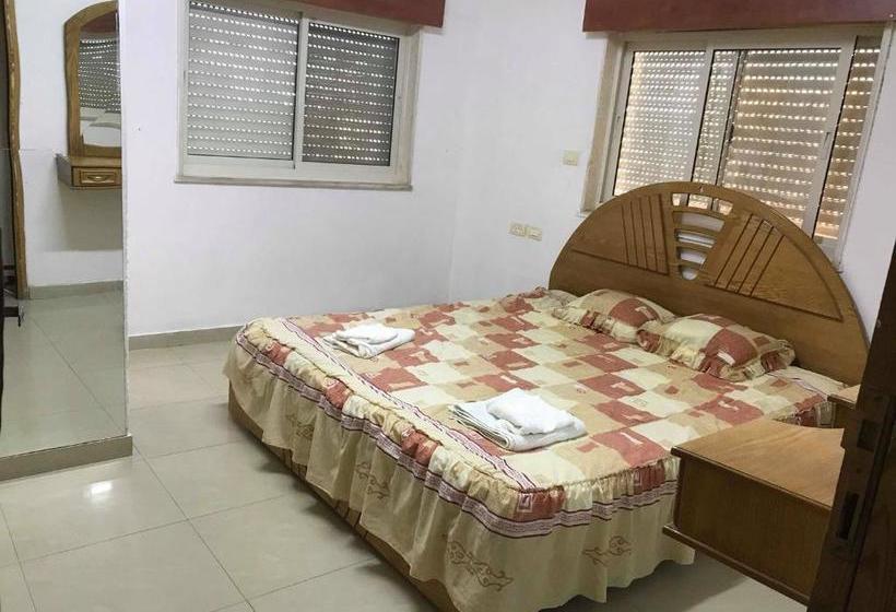 تختخواب و صبحانه Hanna Azar