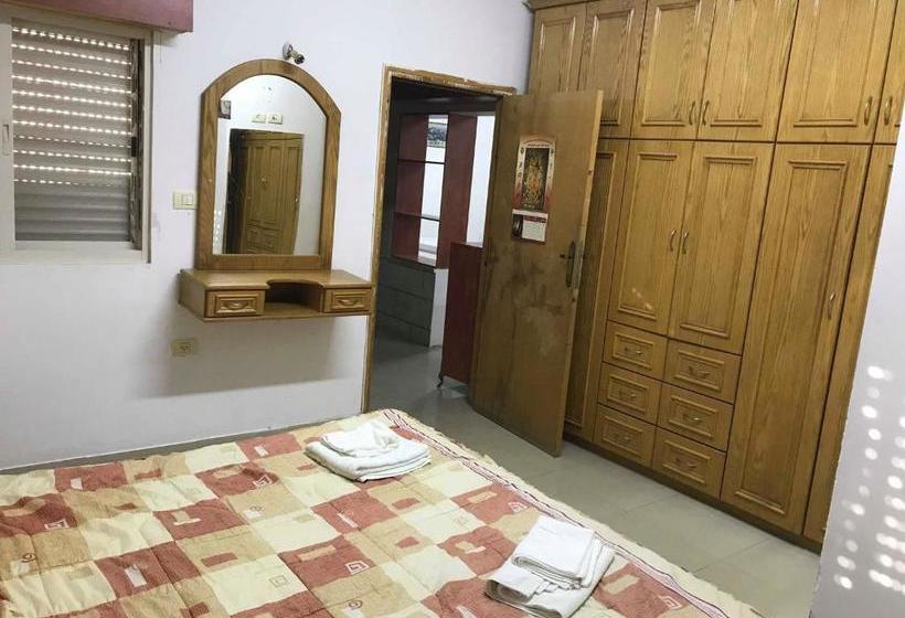 تختخواب و صبحانه Hanna Azar