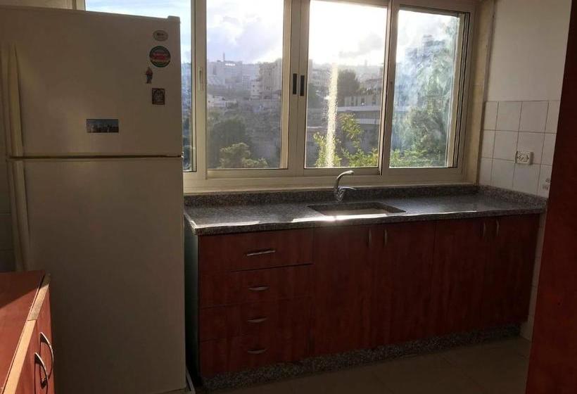 تختخواب و صبحانه Hanna Azar