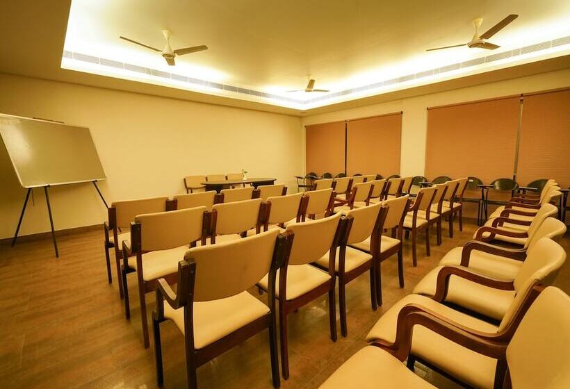 Super Hotel O Mookkannoor Tourist Home