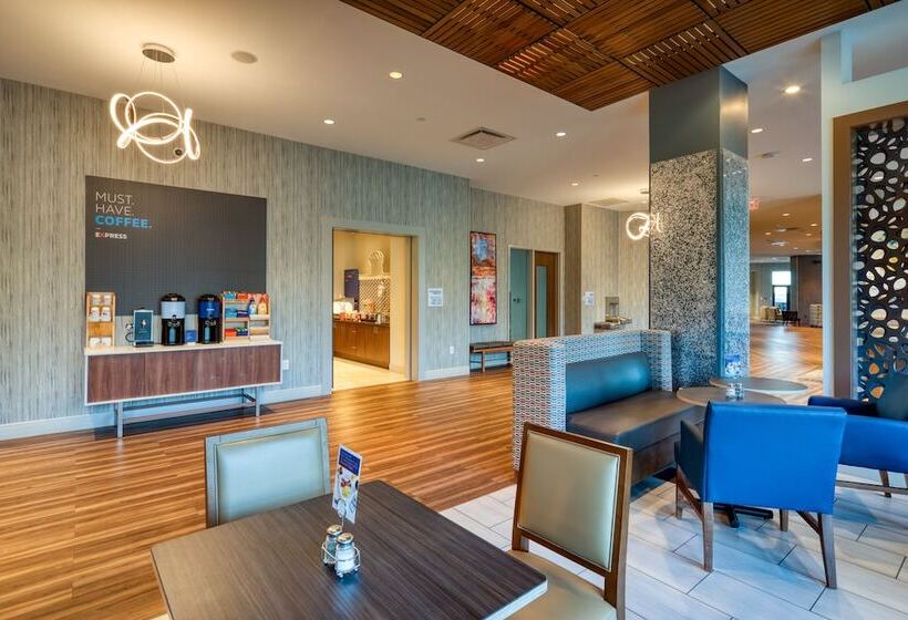 Отель Holiday Inn Express & Suites Charlotte South End, An Ihg