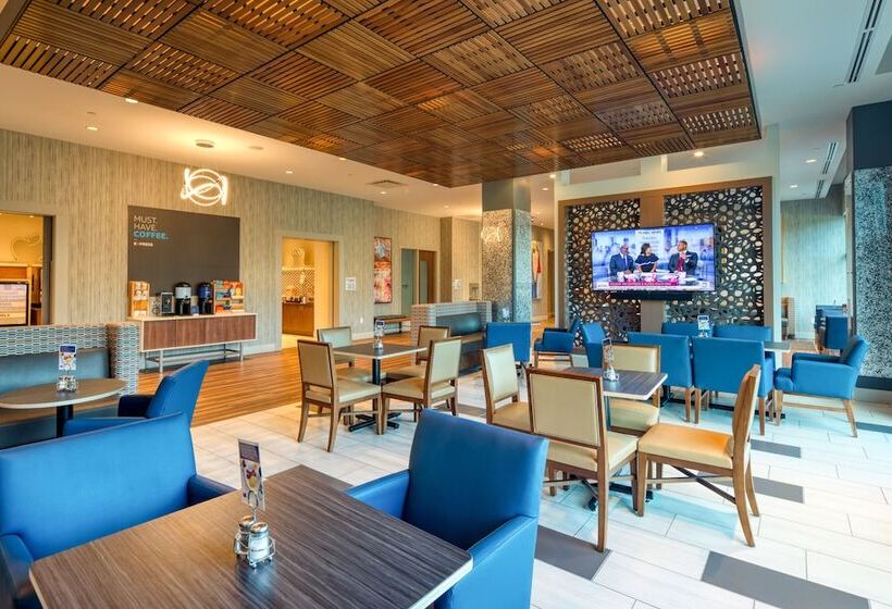 Отель Holiday Inn Express & Suites Charlotte South End, An Ihg