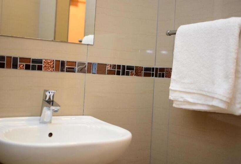 Отель Tudor House