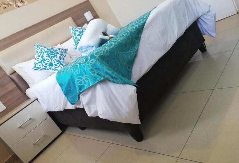 Отель Tudor House