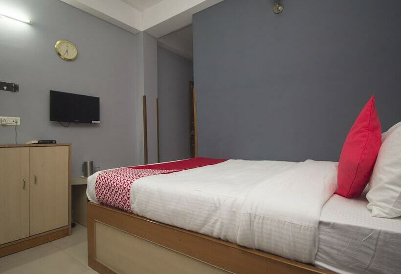 Oyo 16041 Hotel Golden Moments