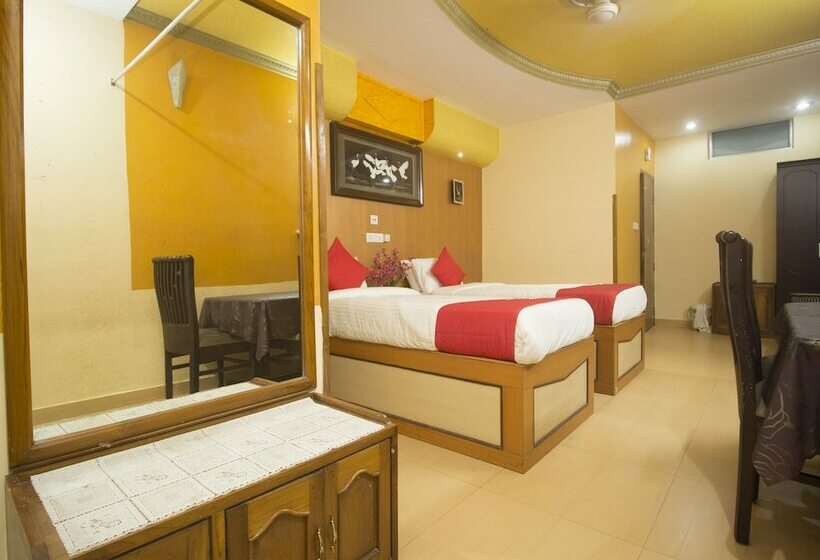 Oyo 16041 Hotel Golden Moments