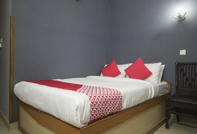 Oyo 16041 Hotel Golden Moments