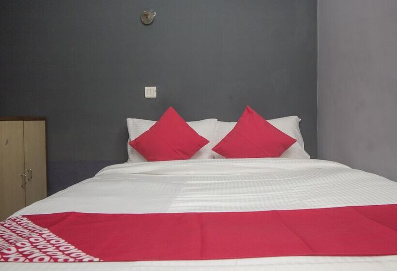 Oyo 16041 Hotel Golden Moments