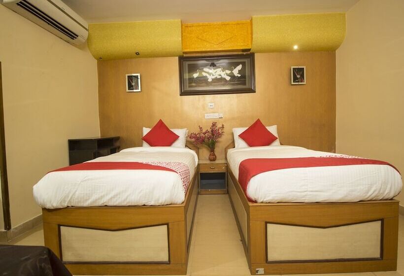 Oyo 16041 Hotel Golden Moments