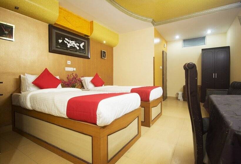 Oyo 16041 Hotel Golden Moments