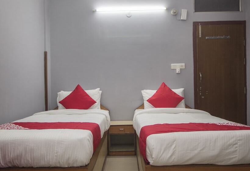 Oyo 16041 Hotel Golden Moments