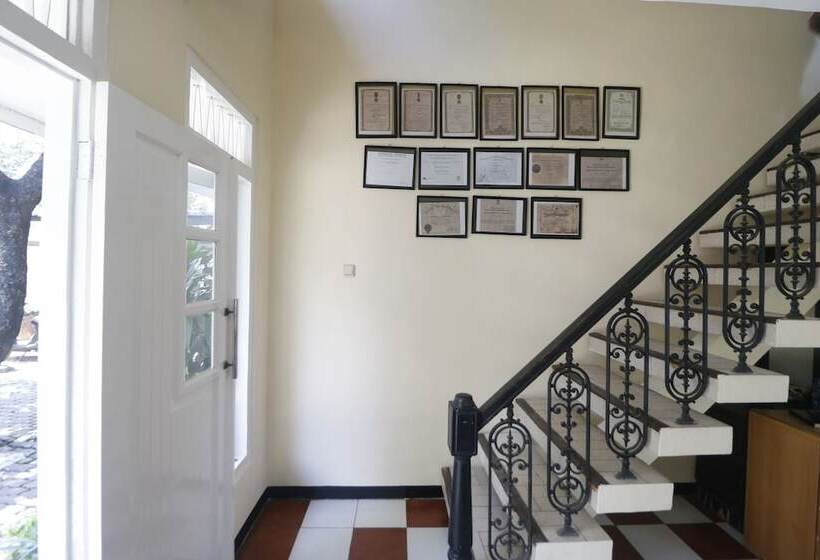 ペンション Reddoorz Plus At Jalan Gatot Subroto Jakarta