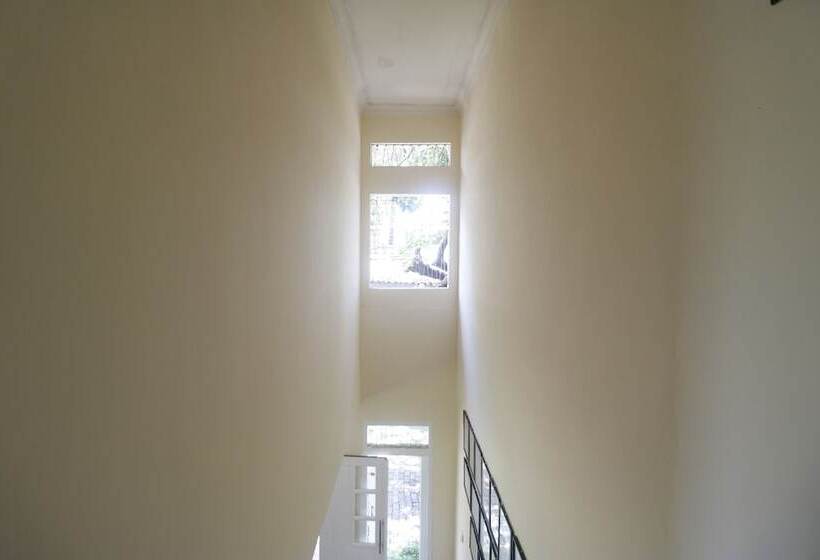 ペンション Reddoorz Plus At Jalan Gatot Subroto Jakarta