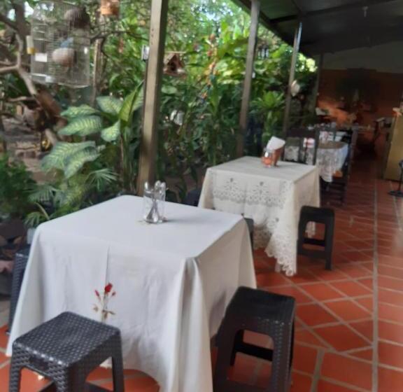 فندق صغير Hostal Villa Cecilia