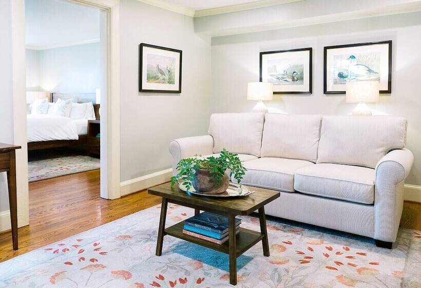 Общежитие The Red Fox Inn & Tavern