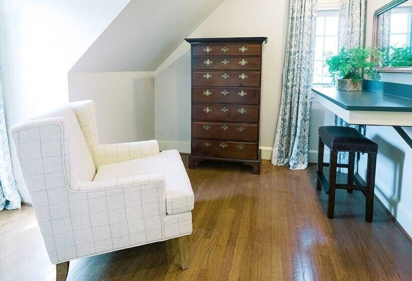 Общежитие The Red Fox Inn & Tavern