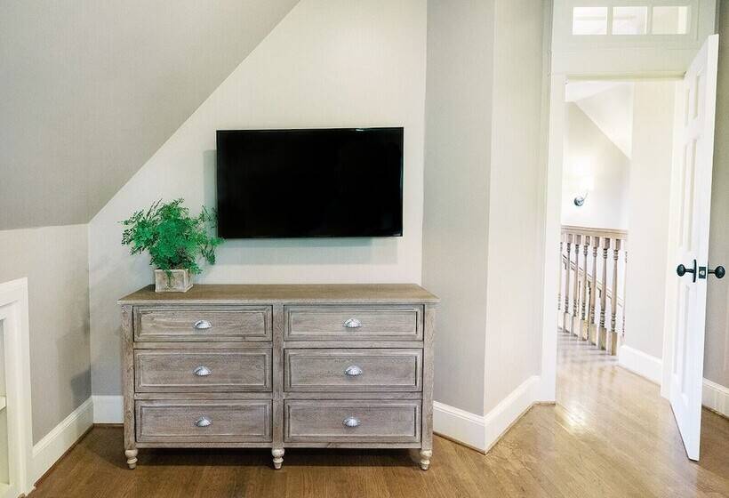 Общежитие The Red Fox Inn & Tavern