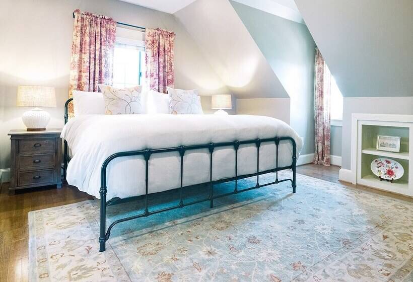 Общежитие The Red Fox Inn & Tavern