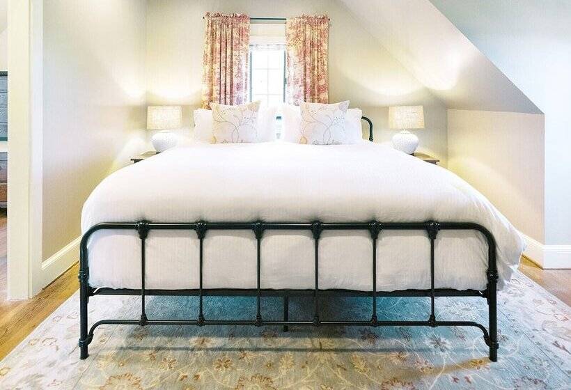 הוסטל The Red Fox Inn & Tavern