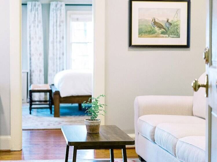 הוסטל The Red Fox Inn & Tavern