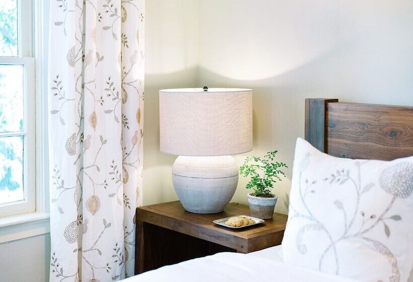 Общежитие The Red Fox Inn & Tavern