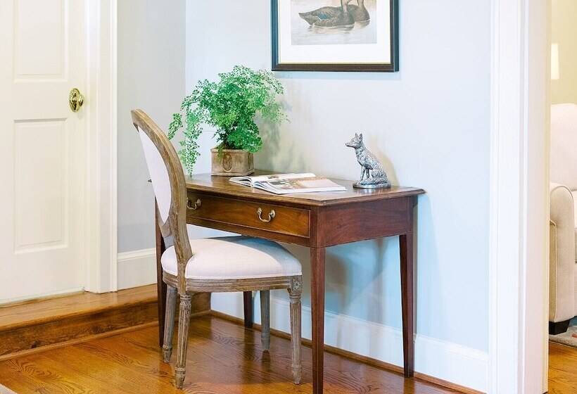 Общежитие The Red Fox Inn & Tavern